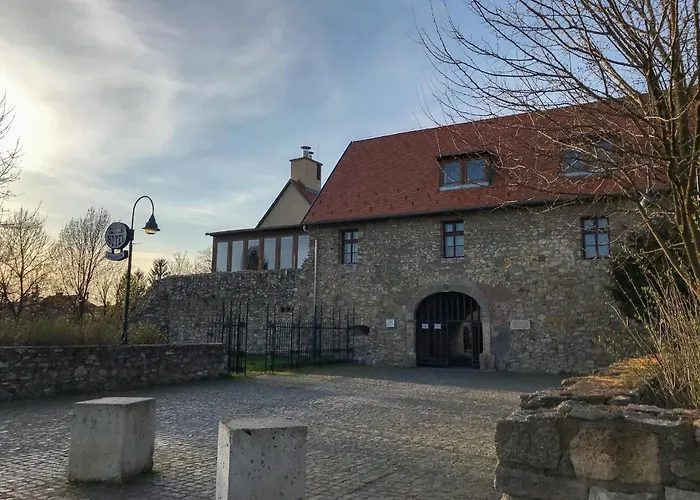 Huszarvar Hotel Kastelyszallo
